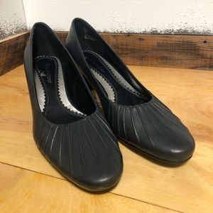 Naturalizer high heels - size 6 - leather upper- navy